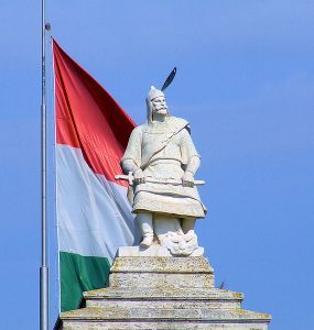 570px-Árpád_emlékmű_Ópusztaszer2